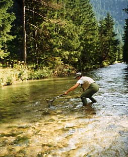La rivière s'élargie vers la frontière